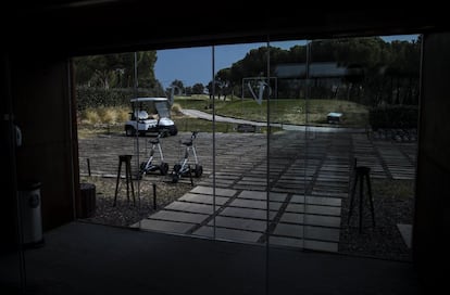 El campo de golf de 18 hoyos desde el ventanal de la entrada del hotel Vincci Valdecañas de cuatro estrellas que se construyó en la isla.