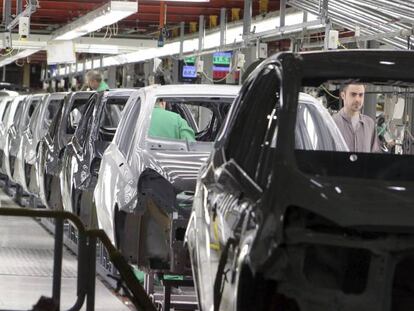 Una vista de la cadena de montaje de la factoría que General Motors España tiene en la localidad zaragozana de Figueruelas.