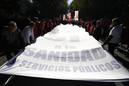 Los manifestantes portan una pancarta contra la privatización de la Sanidad.