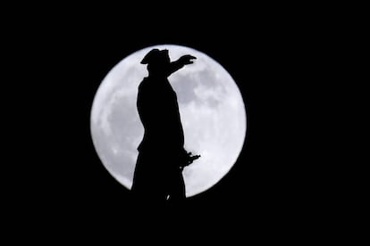 La superluna vista a través de la estatua de bronce del General George Washington en Trenton, en el estado de Nueva Jersey (EE UU), el 1 de enero de 2018.