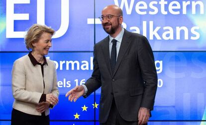 Ursula von der Leyen saluda al presidente del Consejo Europeo, Charles Michel, durante la Cumbre UE-Balcanes Occidentales, en Bruselas.
