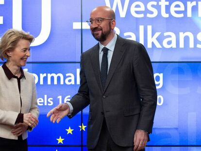 Ursula von der Leyen saluda al presidente del Consejo Europeo, Charles Michel, este domingo durante la Cumbre UE-Balcanes Occidentales, en Bruselas.