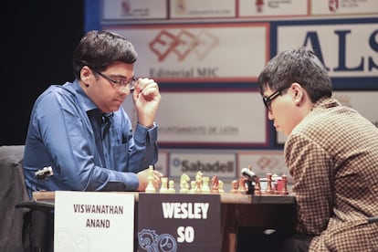 Anand y So, hoy, durante la segunda partida de la final de León