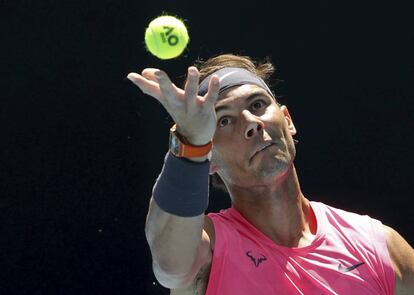 Nadal sirve durante el partido contra Mellien en Melbourne.