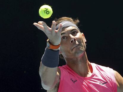 Nadal sirve durante el partido contra Mellien en Melbourne.