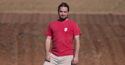 El agricultor Román Walden, en sus terrenos a las afueras de Carmona (Sevilla).