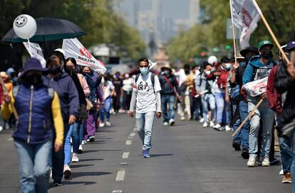 Estudiantes integrantes de la Federación Nacional de Estudiantes Revolucionarios se manifiestan contra el regreso a las aulas y exigen ser vacunados contra la enfermedad del nuevo coronavirus COVID-19 antes de hacerlo, en la Ciudad de México el 24 de mayo de 2021.