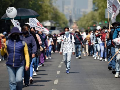 Estudiantes integrantes de la Federación Nacional de Estudiantes Revolucionarios se manifiestan contra el regreso a las aulas y exigen ser vacunados contra la enfermedad del nuevo coronavirus COVID-19 antes de hacerlo, en la Ciudad de México el 24 de mayo de 2021.