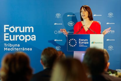 La ministra de Ciencia y Universidades y secretaria general del PSPV-PSOE, Diana Morant, interviene en el Fórum Europa-Tribuna Mediterránea, presentada por la delegada del Gobierno en la Comunitat Valenciana, Pilar Bernabé.