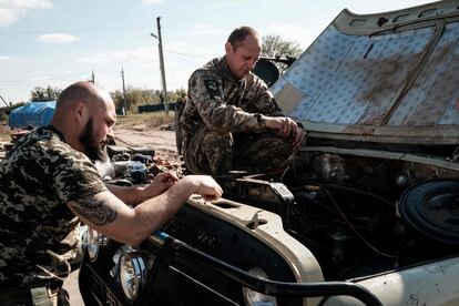 Dos soldados ucranios inspeccionan un vehículo abandonado por las tropas rusas, el sábado en la provincia de Donetsk.