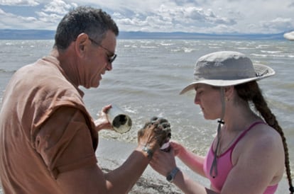 Los investigadores Felisa Wolfe-Simon (derecha) y Roland Oremland tomaron muestras de bacterias en el lago Mono, en California