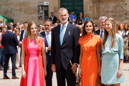 SANTIAGO DE COMPOSTELA, 25/07/2022.- Los reyes Felipe y Letizia, la princesa Leonor (i) y la infanta Sofía (d) tras la ofrenda al apóstol Santiago, uno de los actos más destacados de la festividad del 25 de julio, que supone un espaldarazo al año Xacobeo en el Día de Galicia, este lunes en la catedral de Santiago. EFE/ Lavandeira jr
