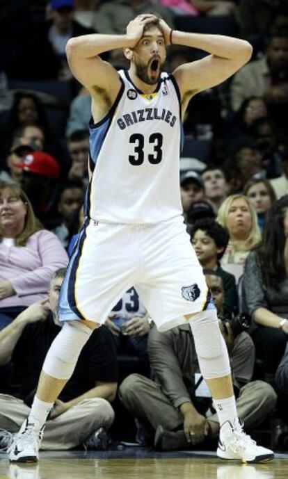 Marc Gasol se queja por una falta.