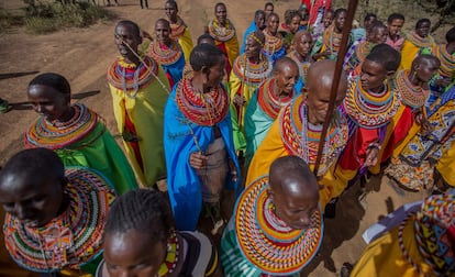 Mujeres samburu bailando juntas durante la ceremonia en contra de la mutilación genital femenina.