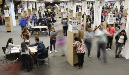 Electores en la principal mesa de votación de Bogotá.