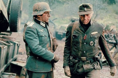 El capitán Stransky (Maximilian Schell) mira con sucia envidia al muy condecorado (y bastante sucio) sargento Steiner (James Coburn) en ‘La cruz de hierro’ (1977).