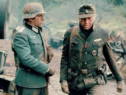 El capitán Stransky (Maximilian Schell) mira con sucia envidia al muy condecorado (y bastante sucio) sargento Steiner (James Coburn) en ‘La cruz de hierro’ (1977).