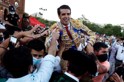 Emilio de Justo, en su salida por la Puerta Grande de Las Ventas el 4 de julio de 2021.