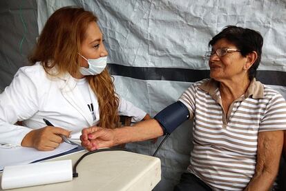 La doctora María Verónica Silva dirige a un grupo de voluntarios de la organización religiosa Toca de Asís. Ella colabora con los centros de salud en la atención a los vecinos.