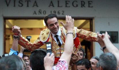 Ponce sale a hombros por la puerta grande de Vista Alegre tras cortar dos orejas al cuarto de la tarde.