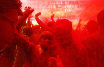 Millones de indios se echan a las calles del país para celebrar la tradicional fiesta hindú de Holi, una intensa lucha de agua y polvos de colores que suele preceder al inicio de la estación cálida en el subcontinente. En la imagen, un grupo de personas celebra el Holi en la ciudad india de Guwahati.