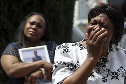 Clementine, la madre de Samba Martine, llora durante el entierro de hija en Madrid, en octubre de 2012, cinco meses después de la muerte.