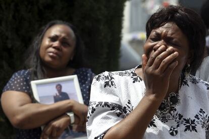 Clementine, la madre de Samba Martine, llora durante el entierro de hija en Madrid, en octubre de 2012, cinco meses después de la muerte.