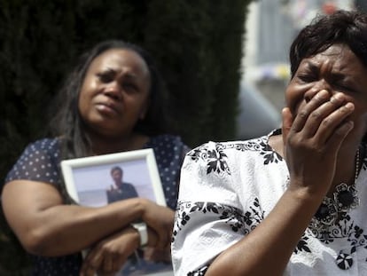 Clementine, la madre de Samba Martine, llora durante el entierro de hija en Madrid, en octubre de 2012, cinco meses después de la muerte.