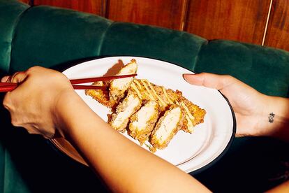 El chicken katsu, pollo empanado con panko de masa madre.
