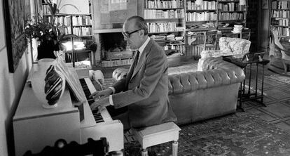 El expresidente del Gobierno y de UCD, Leopoldo Calvo-Sotelo, toca el piano en su casa de Aravaca (Madrid), tras abandonar la presidencia del Gobierno el 15 de diciembre de 1982.