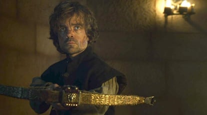 Tywin no merecía menos que morir sentado en el retrete. El encargado de matarle es su propio hijo Tyrion, al que ha sometido a constante maltrato emocional desde niño. Dolido por todo lo ocurrido durante su juicio, y en plena huida de Desembarco, Tyrion mata a su arrogante y maquiavélico padre de la forma más deshonrosa posible.
