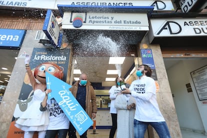 Trabajadores de la administración de lotería de Reus celebran el Gordo del sorteo de Navidad. 