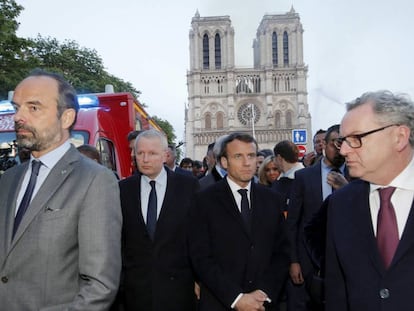 Emmanuel Macron (centro), durante el incendio de la catedral de Notre Dame, el pasado lunes.