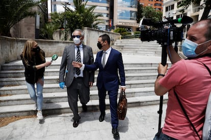 Eugenio Pino, en el centro y mascarilla blanca, a la salida de la Audiencia Provincial de Madrid.