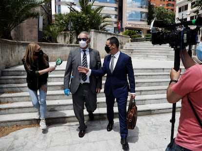 Eugenio Pino, en el centro y mascarilla blanca, a la salida de la Audiencia Provincial de Madrid.