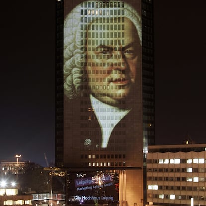 Retrato de Johann Sebastian Bach proyectado en el rascacielos de 36 plantas City-Hochhaus de Leipzig (Alemana), en 2005.