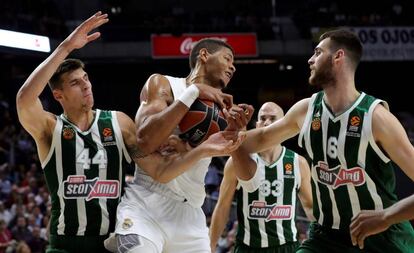 Tavares gana un rebote ante los defensores del Panathinaikos