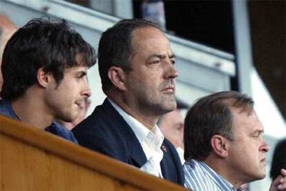 Aimar, con el máximo accionista del Zaragoza, Agapito Iglesias, y el director deportivo, Miguel Pardeza