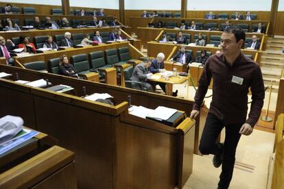 Hasier Arraiz se dispone a intervenir en el pleno del Parlamento.