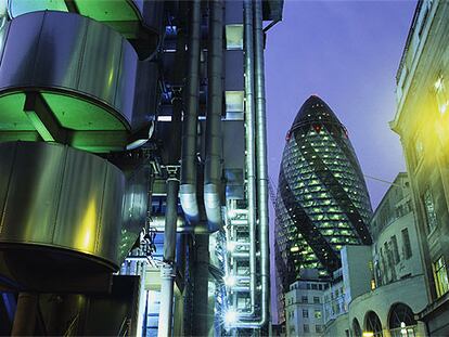 La torre Swiss Re, del arquitecto británico Norman Foster, se eleva en la City de Londres como un enorme pepinillo de 180 metros de altura. En la imagen, la vista de la torre desde el edificio Lloyd's.