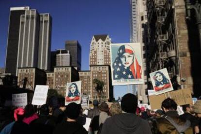 La marcha de las mujeres en Nueva York se preveía como una de las más multitudinarias, con unos 85.000 manifestantes registrados en el evento en internet, aunque la organización apuntó que la cifra real acaba siendo superior. Según la oficina del alcalde, en 2017 fueron 400.000. En la imagen, ambiente de la manifestación en Nueva York.