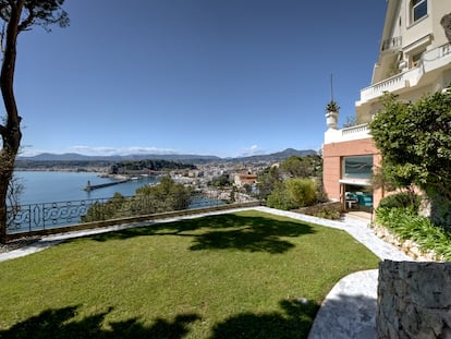 Una de las terrazas con las que cuenta la vivienda.