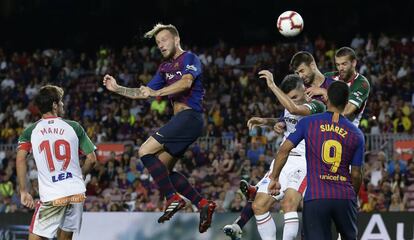 Rakitic en el duel contra l'Alabès al Camp Nou.