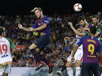 Rakitic en el duel contra l'Alabès al Camp Nou.