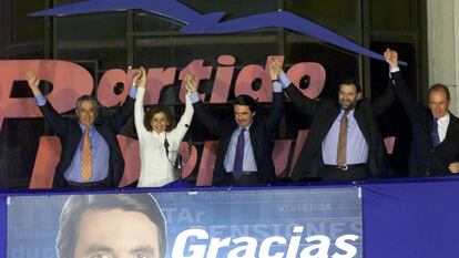Celebración de la victoria del Partido Popular en las elecciones legislativas de 2000, en la sede del PP en la madrileña calle de Génova. Desde la izquierda, Arenas, Botella, Aznar, Rajoy y Rato.