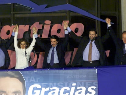 Celebración de la victoria del Partido Popular en las elecciones legislativas de 2000, en la sede del PP en la madrileña calle de Génova. Desde la izquierda, Arenas, Botella, Aznar, Rajoy y Rato.