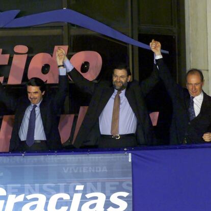12/03/2000 Elecciones legislativas 2000. El presidente del PP, los líderes del PP celebran la victoria de su partido por mayoría absoluta, asomados al balcón de la sede del partido en la calle Génova de Madid. De izquierda a derecha: Javier Arenas, secretario general del partido; Ana Botella, José María Aznar, Mariano Rajoy y Rodrigo Rato..Uly Martín