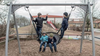 Niños refugiados, en el columpio del patio de un colegio en Halmstad, Suecia.