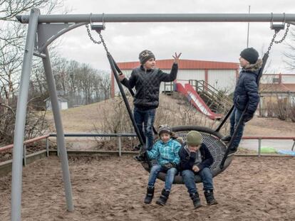 Niños refugiados, en el columpio del patio de un colegio en Halmstad, Suecia.