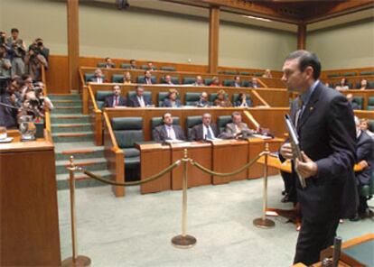 En la imagen, Ibarretxe se dirige a la tribuna del Parlamento de Vitoria.